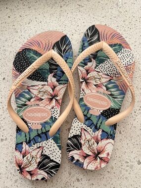 Havaianas Kids Floral Flip Flops in Peach and Multi